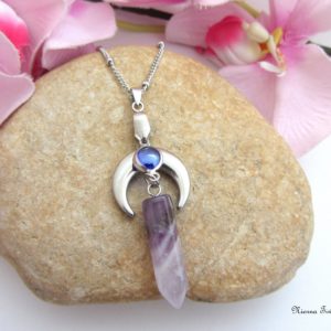 Collier lune retournée avec prisme d’améthyste, finition argentée
