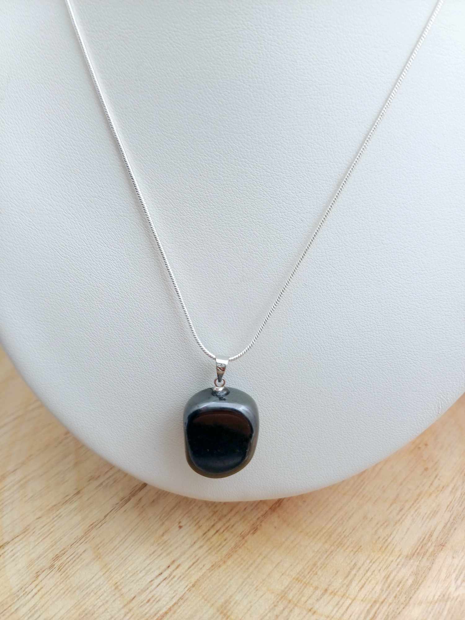 pendentif en hématite vu de devant
