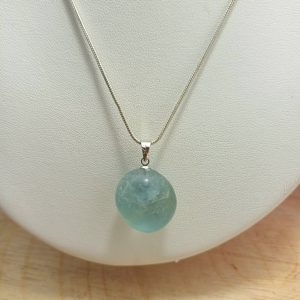 collier avec chaine en argent et pendentif en fluorite bleu
