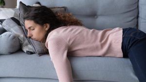 femme qui dort sur son canapé
